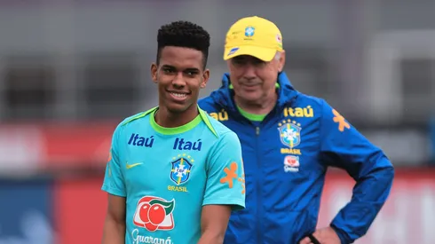 Estêvão e Ancelotti durante treino na Seleção. Foto: Ettore Chiereguini/AGIF