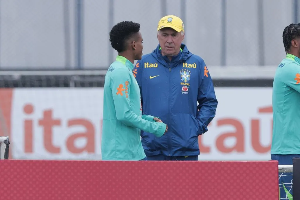 Conversa entre Estêvão e Ancelotti. Foto: Ettore Chiereguini/AGIF