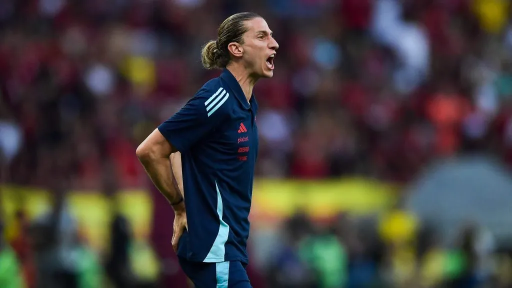 Filipe Luís durante partida. Foto: Thiago Ribeiro/AGIF