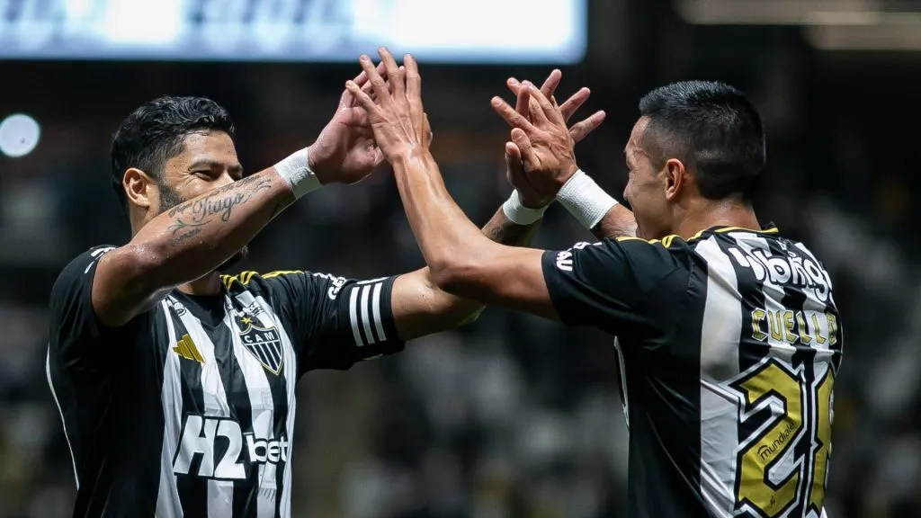 Hulk e Cuello comemorando pelo Atlético-MG – Foto: Fernando Moreno/AGIF