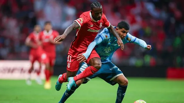 Helinho durante partida pelo Toluca. Foto: Ramon Romero/Getty Images