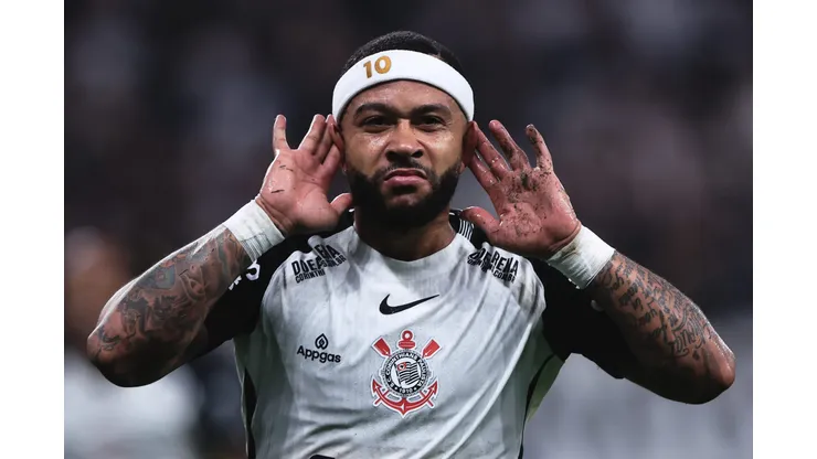 Depay em ação pelo Corinthians - Foto: Ettore Chiereguini/AGIF.