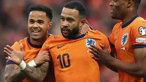Memphis Depay comemorando gol durante partida entre Holanda e Malta, pelas Eliminatórias para a Copa do Mundo de 2026. Foto: Dean Mouhtaropoulos