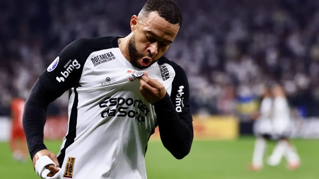Memphis Depay beijando escudo do Corinthians. Foto: Marcello Zambrana/AGIF