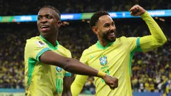 Vinicius Júnior e Matheus Cunha comemorando gol na classificação diante do Paraguai - Foto: Wagner Meier/Getty Images