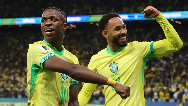 Vinicius Júnior e Matheus Cunha comemorando gol na classificação diante do Paraguai - Foto: Wagner Meier/Getty Images