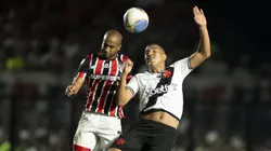 Matheus Carvalho jogador do Vasco disputa lance com Lucas Moura jogador do São Paulo - Foto: Jorge Rodrigues/AGIF