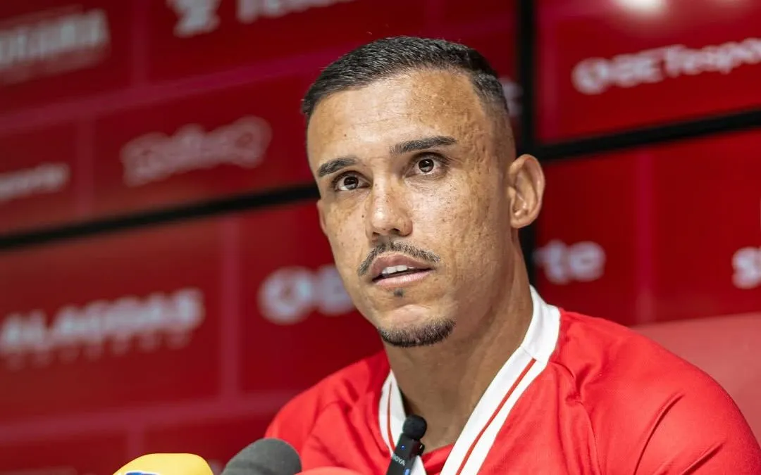 William Pottker, ex-atacante do Inter durante apresentação à imprensa com a camisa do CRBFoto: Divulgação CRB/Francisco Cedrim