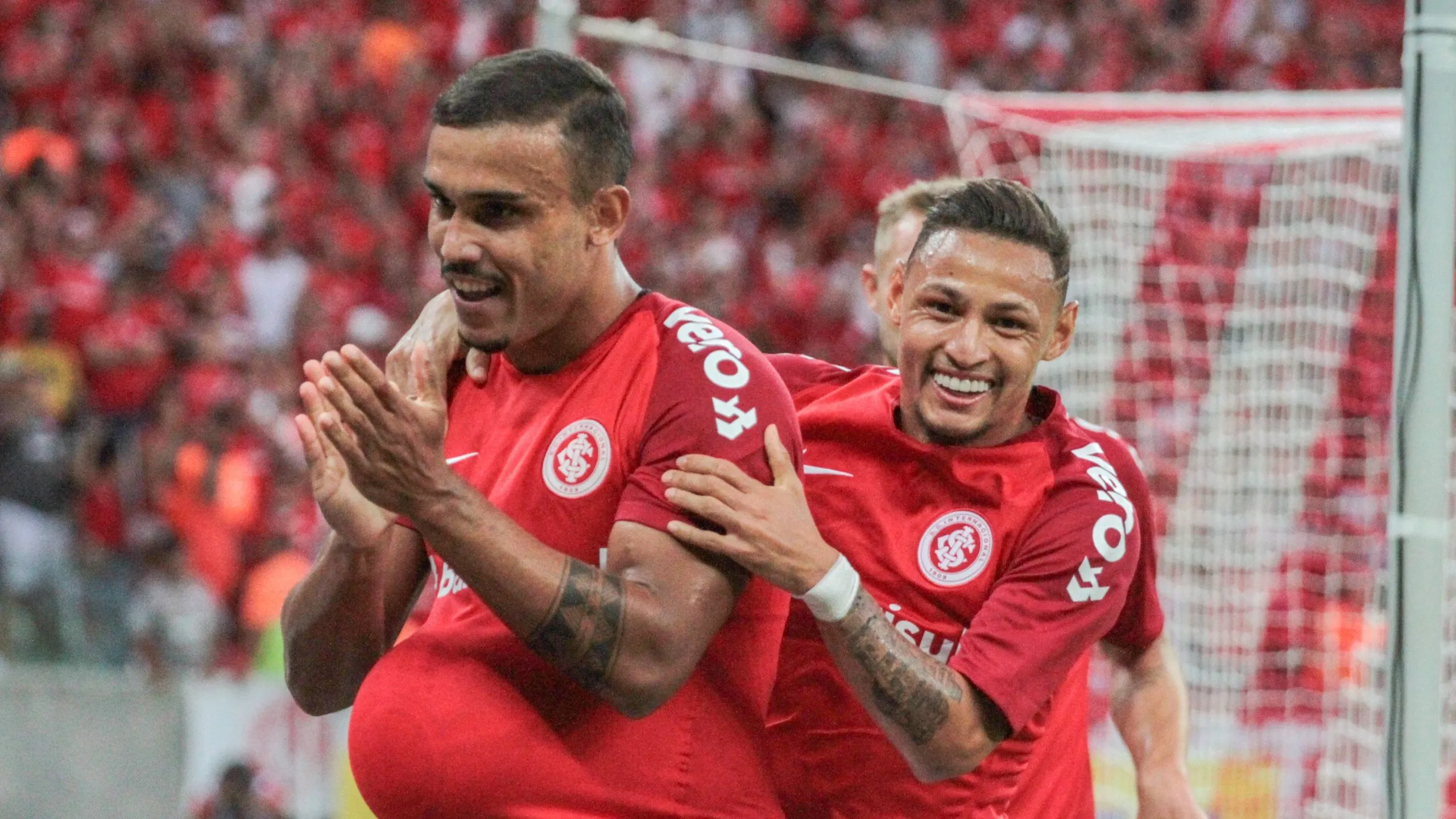 William Pottker, ex-jogador do Internacional comemorando seu gol com companheiro do elenco colorado partida contra o Caxias na Arena do Gremio pelo campeonato Estadual 2019. Foto: Lucas Sabino/AGIF