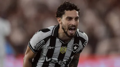 Alex Telles é um dos principais jogadores do Botafogo. Foto: Thiago Ribeiro/AGIF