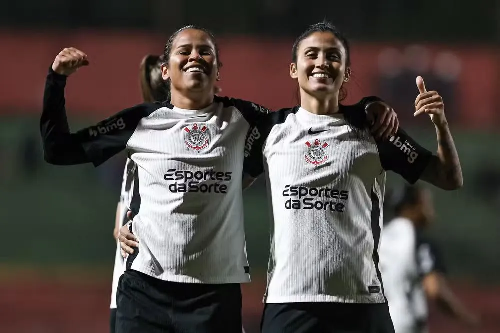 Vic Albuquerque e Jaqueline na comemoração do gol do Corinthians. Foto: Rebeca Reis/Staff ImagesCBF