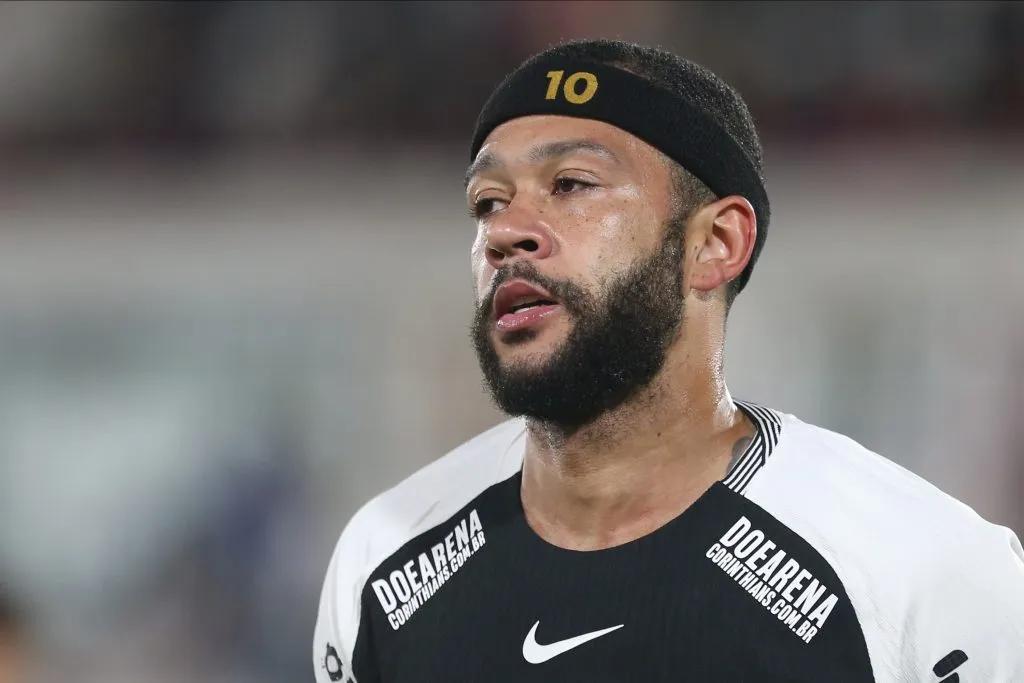 Depay foi liberado pelo Corinthians e não joga contra o Grêmio. Foto: Daniel Jayo/Getty Images.