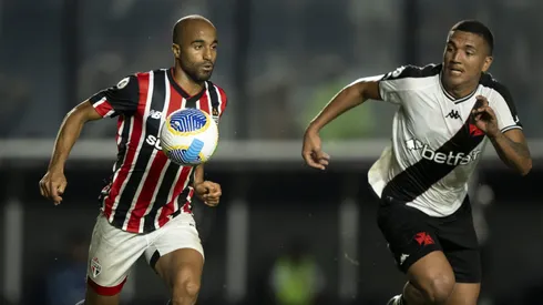 Matheus Carvalho jogador do Vasco disputa lance com Lucas Moura jogador do São Paulo - Foto: Jorge Rodrigues/AGIF
