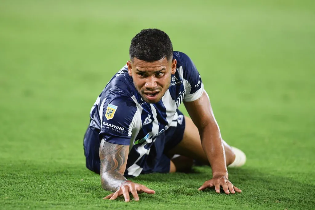 Miguel Navarro em campo pelo Talleres. (Photo by Christian Alvarenga/Getty Images)