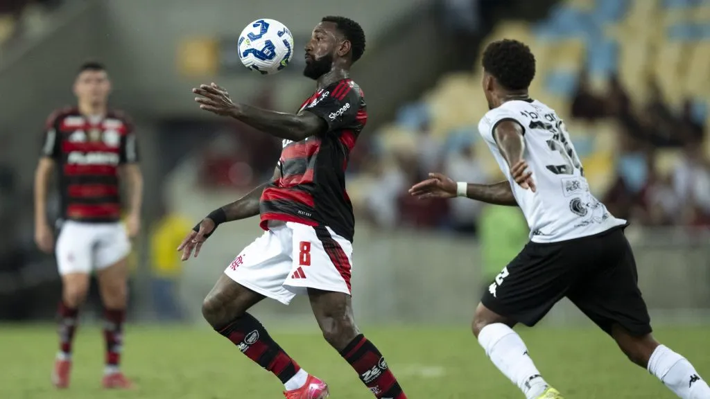 Gerson em ação pelo Mengão – Foto: Jorge Rodrigues/AGIF