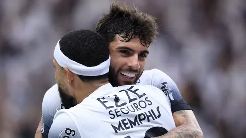 Memphis e Yuri durante partida no Paulistão