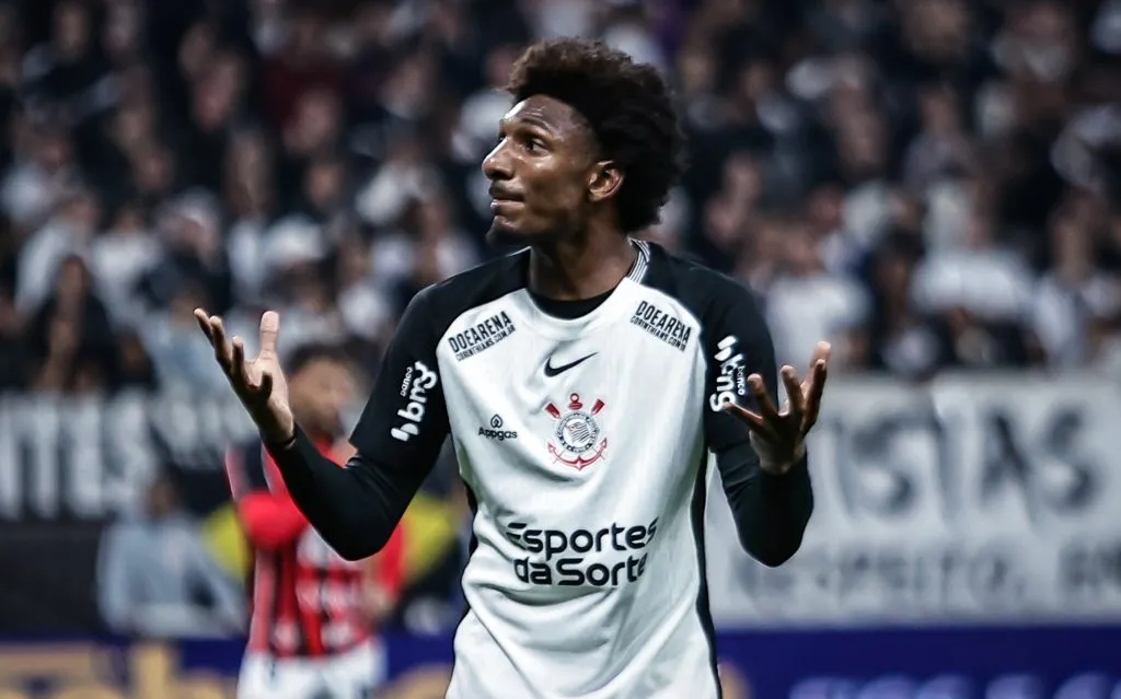 SP – SAO PAULO – 01/06/2025 – BRASILEIRO A 2025, CORINTHIANS X VITORIA –  Talles Magno jogador do Corinthians lamenta durante partida contra o Vitoria no estadio Arena Corinthians pelo campeonato Brasileiro A 2025.  Foto: Fabio Giannelli/AGIF