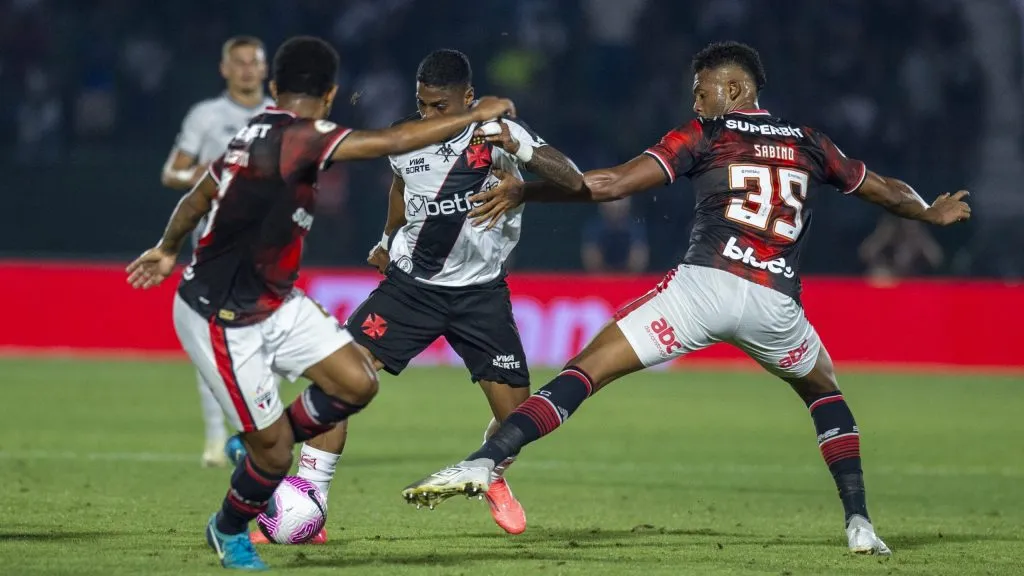 Sabino jogador do Sao Paulo disputa lance com Emerson Rodriguez jogador do Vasco durante partida no estadio Brinco de Ouro pelo campeonato Brasileiro A 2024. Foto: Anderson Romao/AGIF