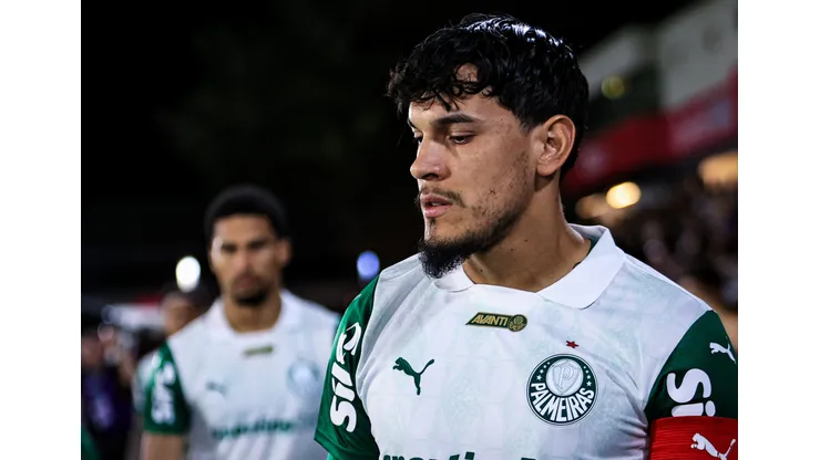 SP - BRAGANCA PAULISTA - 18/05/2025 - BRASILEIRO A 2025, BRAGANTINO X PALMEIRAS - Gustavo Gomez jogador do Palmeiras durante entrada em campo para partida contra o Bragantino no estadio Cicero De Souza Marques pelo campeonato Brasileiro A 2025. Foto: Fabio Giannelli/AGIF