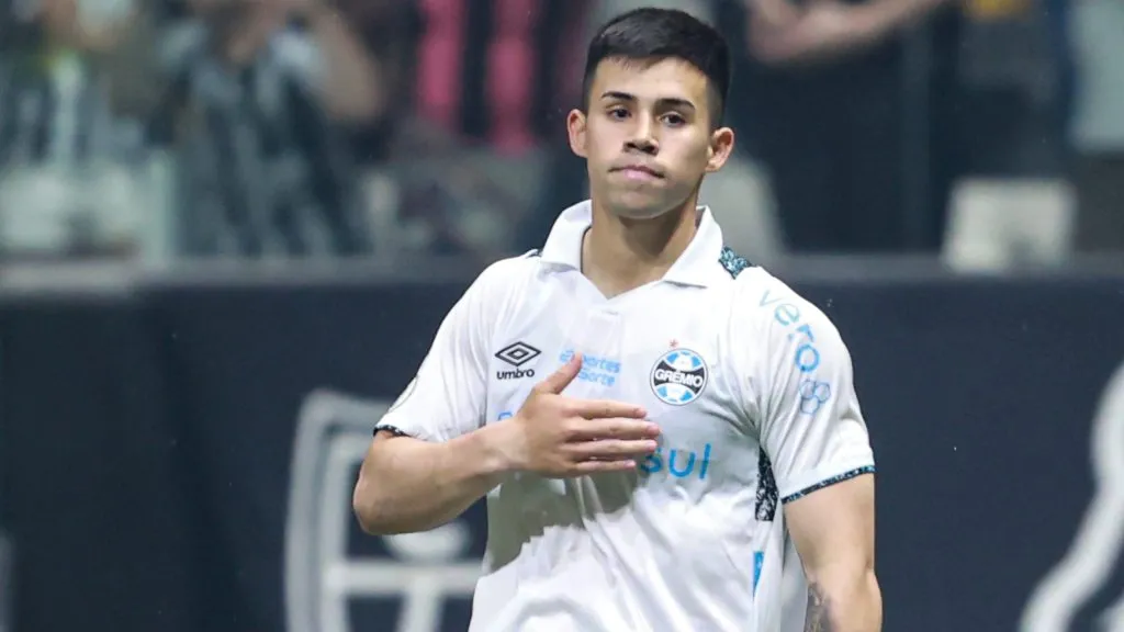 Aravena jogador do Grêmio comemora seu gol durante partida contra o Atlético-MG no estádio Arena MRV pelo campeonato Brasileiro A 2024. Foto: Gilson Lobo/AGIF