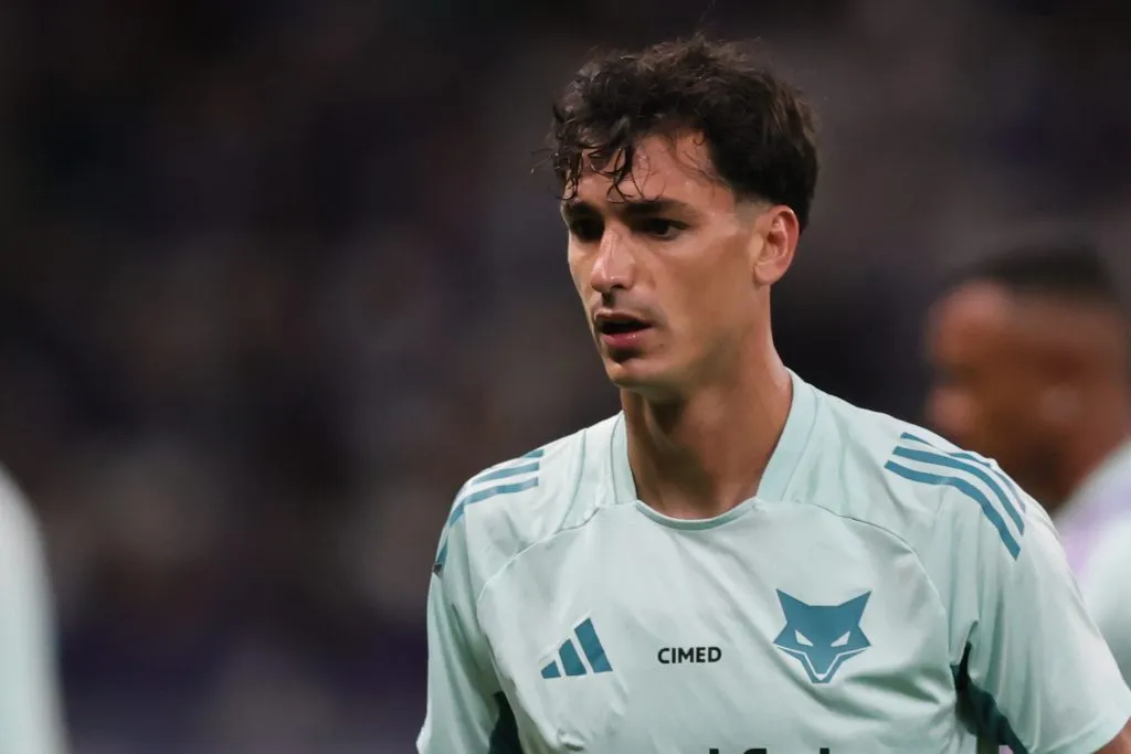 MG – BELO HORIZONTE – 01/05/2025 – COPA DO BRASIL 2025, CRUZEIRO X VILA NOVA-GO – Dinenno jogador do Cruzeiro durante aquecimento antes da partida contra o Vila Nova-GO no estadio Mineirao pelo campeonato Copa Do Brasil 2025. Foto: Gilson Lobo/AGIF