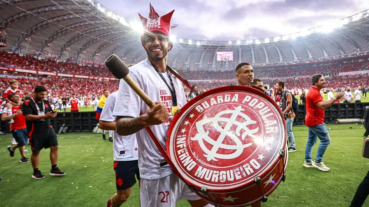 Kaíque Rocha jogador do Internacional comemora o título após partida contra o Grêmio no estádio Beira-Rio pelo campeonato Gaúcho 2025.