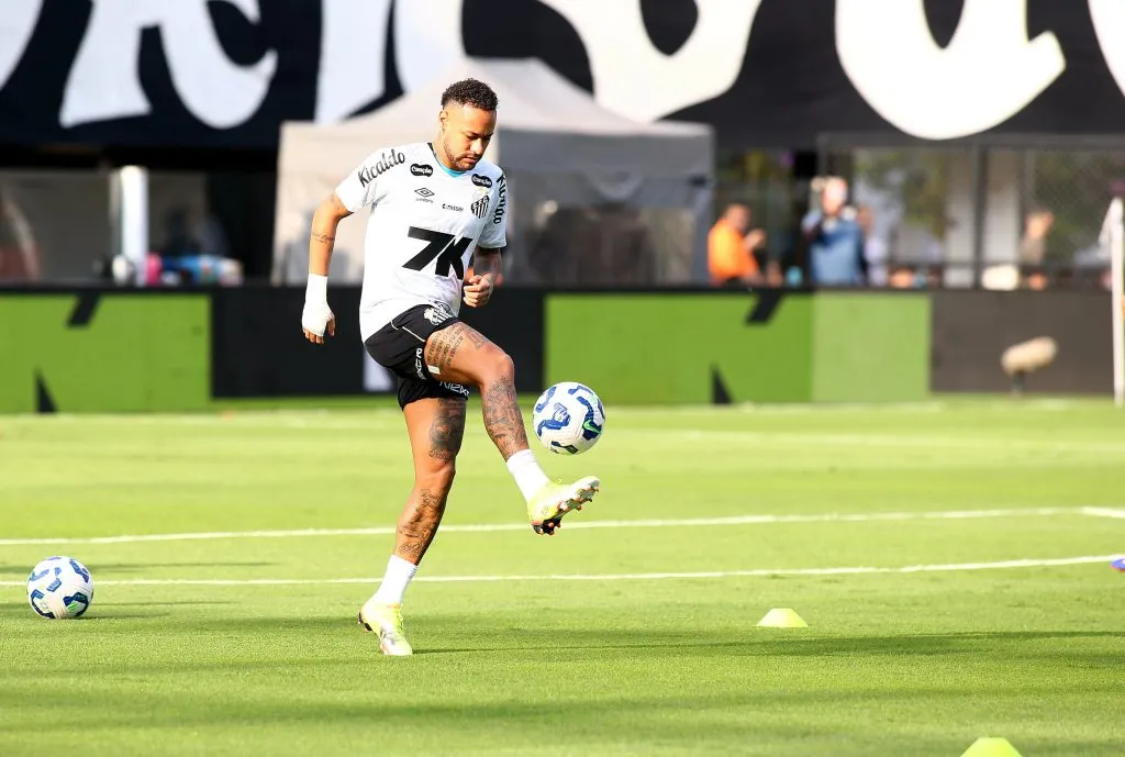 SP – SANTOS – 01/06/2025 – BRASILEIRO A 2025, SANTOS X BOTAFOGO – Neymar jogador do Santos durante aquecimento antes da partida contra o Botafogo no estadio Vila Belmiro pelo campeonato Brasileiro A 2025. Foto: Mauricio De Souza/AGIF