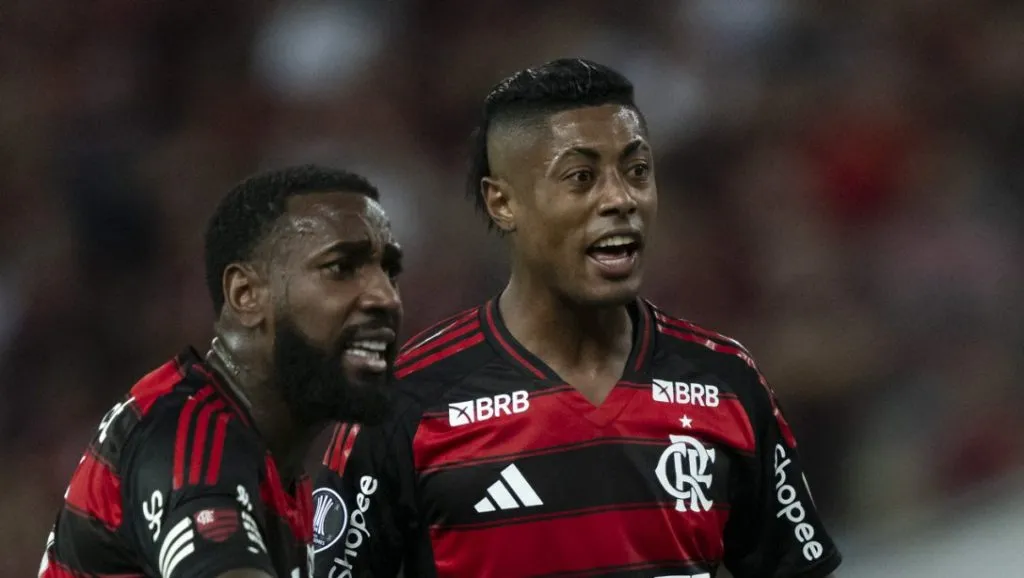 Foto: Jorge Rodrigues/AGIF – Gerson ao lado de Bruno Henrique durante partida no Maracanã.