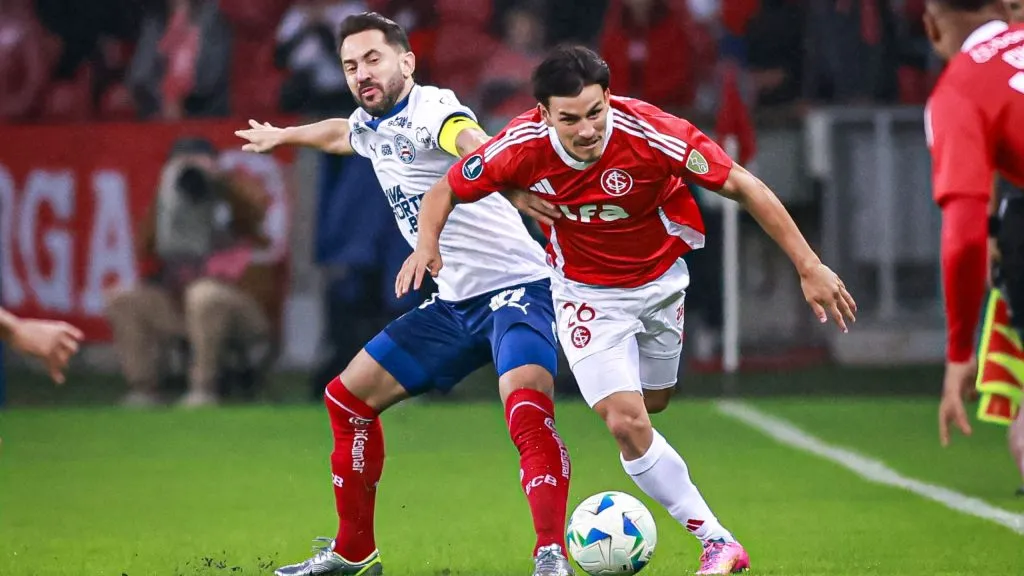 Alexandro Bernabei jogador do Internacional disputa lance com Everton Ribeiro jogador do Bahia durante partida no estádio Beira-Rio pelo campeonato Copa Libertadores 2025. Foto: Maxi Franzoi/AGIF