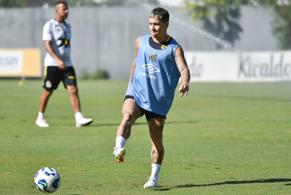 SP – SANTOS – 15/05/2025 – SANTOS, TREINO – Soteldo jogador do Santos durante treino no Centro de Treinamento CT Rei Pele. Foto: Jota Erre/AGIF