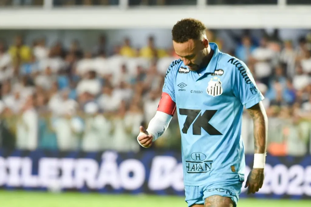 Neymar jogador do Santos recebe cartao vermelho do arbitro durante partida contra o Botafogo no estadio Vila Belmiro pelo campeonato Brasileiro A 2025. Foto: Jota Erre/AGIF