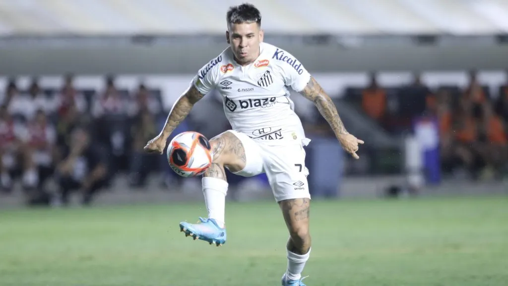 Soteldo jogador do Santos durante partida contra o Agua Santa no estádio Vila Belmiro pelo campeonato Paulista 2025. Foto: Reinaldo Campos/AGIF
