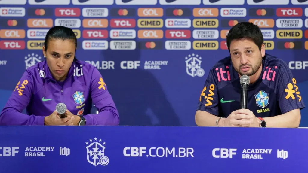 Artjur Elias técnico da Seleção Brasileira de Futebol Feminino concede entrevista coletiva