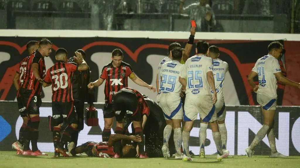 Eduardo foi expulso após entrada dura em Jamerson - Foto: Jhony Pinho/AGIF.