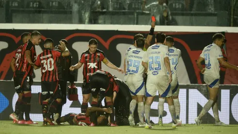 Eduardo foi expulso após entrada dura em Jamerson - Foto: Jhony Pinho/AGIF.