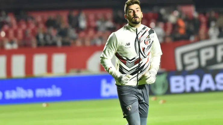 SP - SAO PAULO - 12/06/2025 - BRASILEIRO A 2025, SAO PAULO X VASCO -Goleiro Rafael jogador do Sao Paulo durante aquecimento antes da partida contra o Vasco no estadio Morumbi pelo campeonato Brasileiro A 2025. Foto: Jota Erre/AGIF