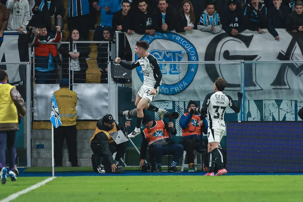 RS – PORTO ALEGRE – 12/06/2025 – BRASILEIRO A 2025, GREMIO X CORINTHIANS – Breno Bidon jogador do Corinthians comemora seu gol durante partida contra o Gremio no estadio Arena do Gremio pelo campeonato Brasileiro A 2025. Foto: Maxi Franzoi/AGIF