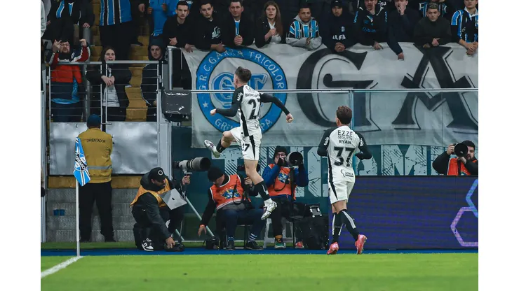 RS - PORTO ALEGRE - 12/06/2025 - BRASILEIRO A 2025, GREMIO X CORINTHIANS - Breno Bidon jogador do Corinthians comemora seu gol durante partida contra o Gremio no estadio Arena do Gremio pelo campeonato Brasileiro A 2025. Foto: Maxi Franzoi/AGIF