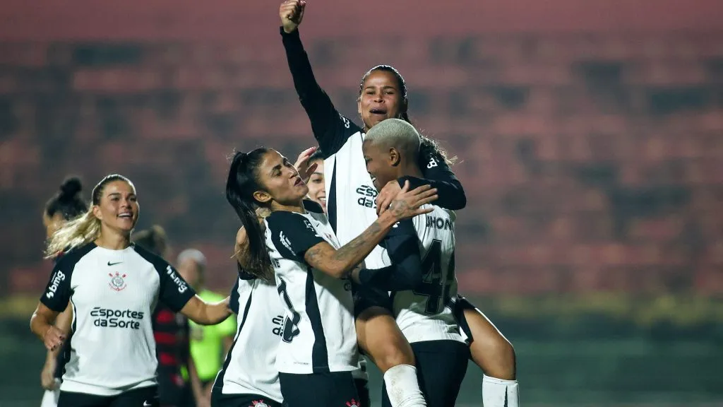 Vic Albuquerque comemora gol pelo Corinthians