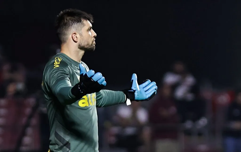 SP – SAO PAULO – 17/05/2025 – BRASILEIRO A 2025, SAO PAULO X GREMIO – Tiago Volpi goleiro do Gremio durante partida contra o Sao Paulo no estadio Morumbi pelo campeonato Brasileiro A 2025. Foto: Fabio Giannelli/AGIF