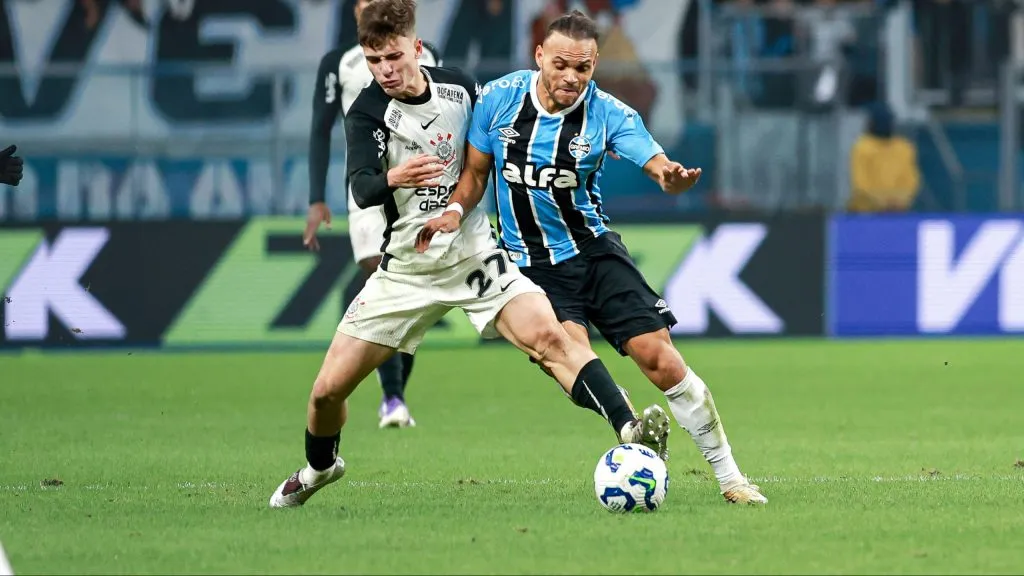 Martin Braithwaite, jogador do Gremio, disputa lance com Breno Bidon, jogador do Corinthians, durante partida no estadio Arena do Gremio pelo campeonato Brasileiro A 2025. Foto: Maxi Franzoi/AGIF
