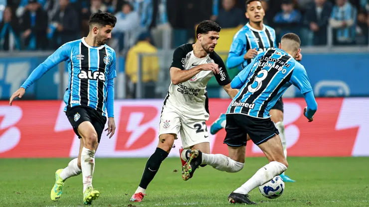 Hector Hernandez, jogador do Corinthians durante partida contra o Gremio no estadio Arena do Gremio pelo campeonato Brasileiro A 2025. Foto: Maxi Franzoi/AGIF