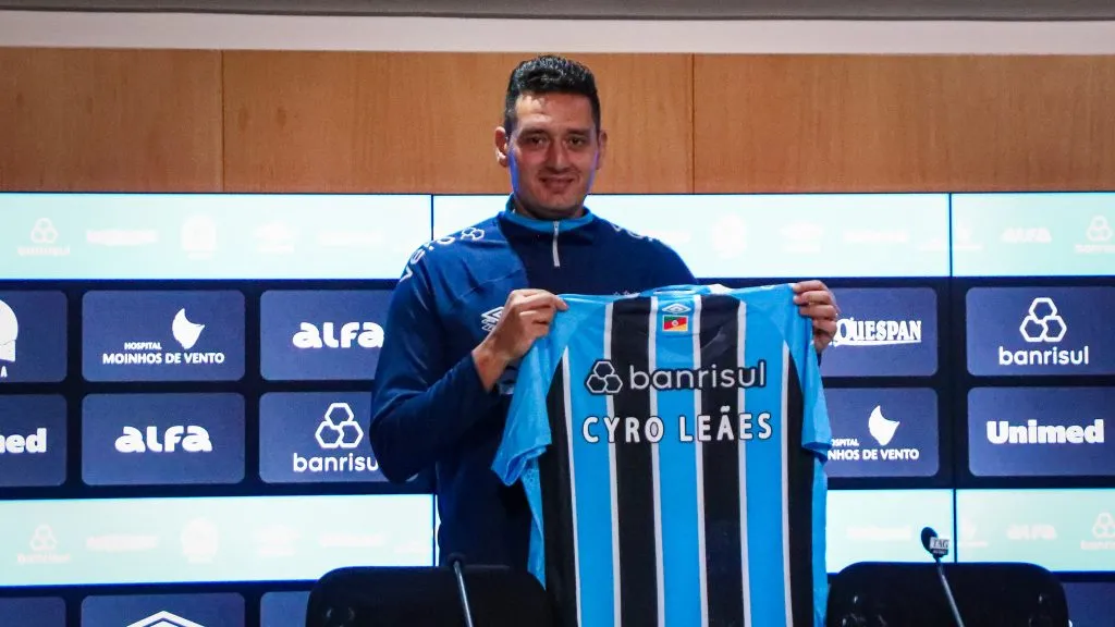 Cyro Leães técnico do time feminino do Grêmio