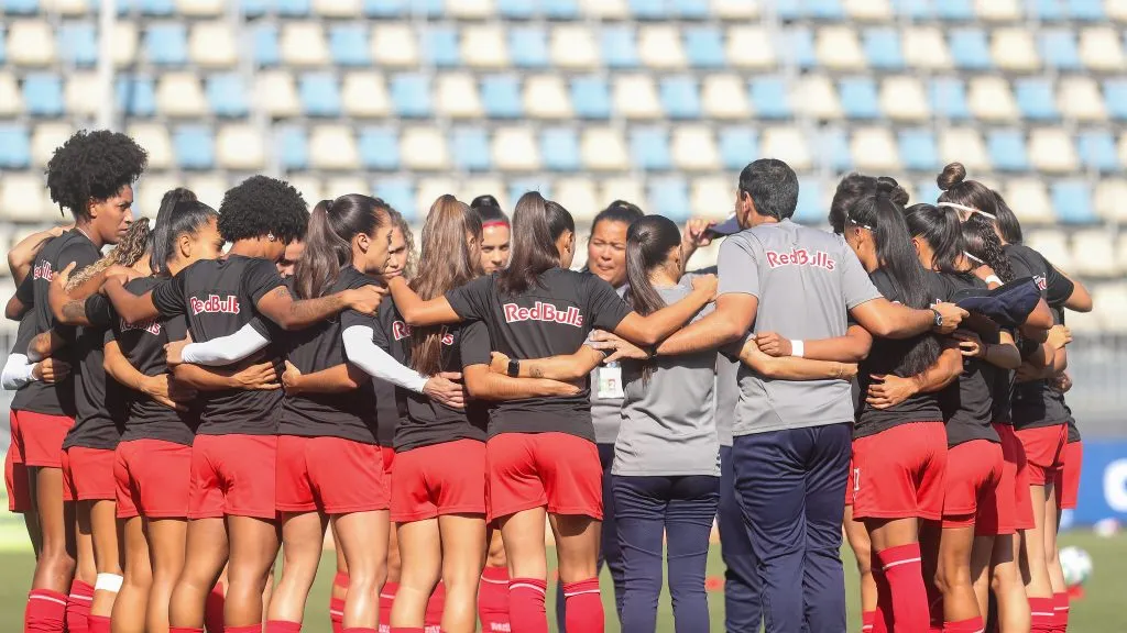 Elenco feminino do Red Bull Bragantino em campo