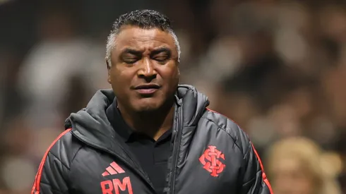 Roger Machado acompanhando equipe do Internacional - Foto: Gilson Lobo/AGIF