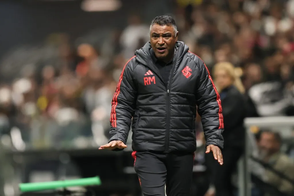 Roger Machado vê pressão aumentar após nova derrota do Internacional – Foto: Gilson Lobo/AGIF