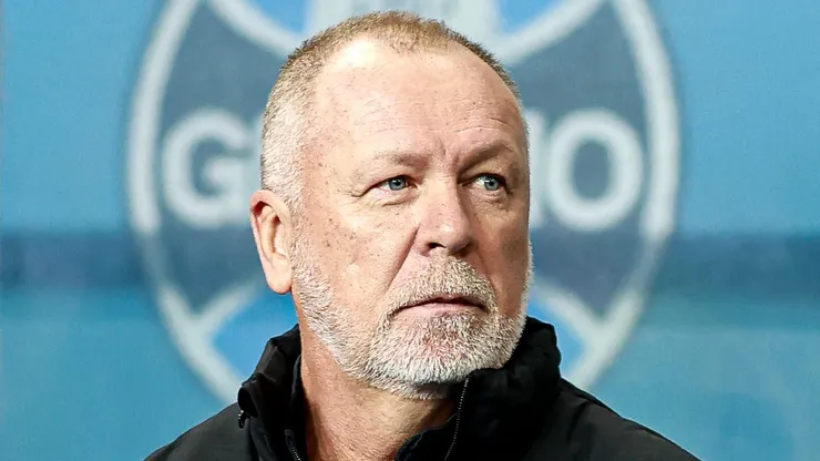 Mano Menezes acompanhando equipe do Grêmio - - Foto: Maxi Franzoi/AGIF