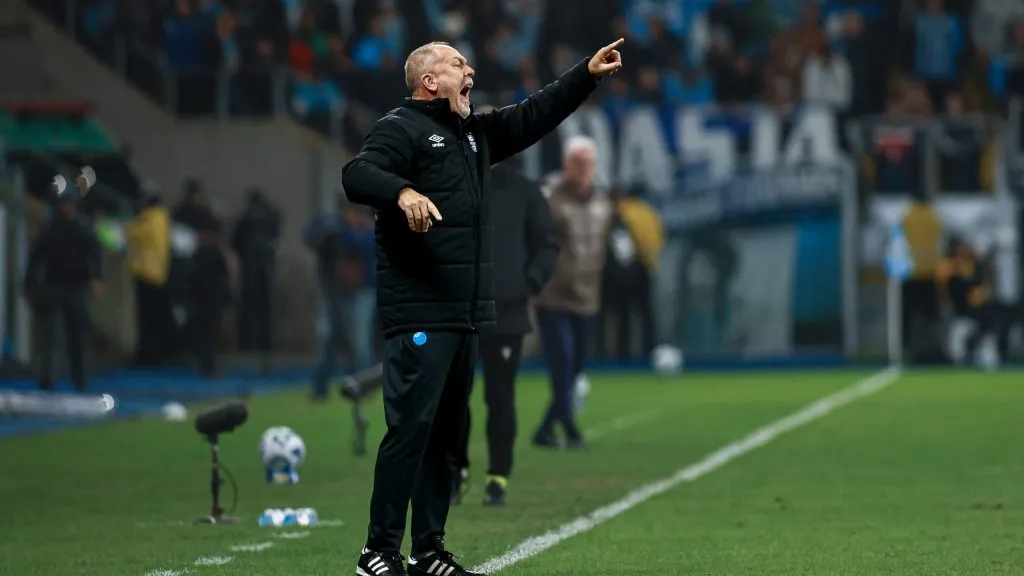 Mano analisa partida válida pelo Brasileiro – Foto: Maxi Franzoi/AGIF