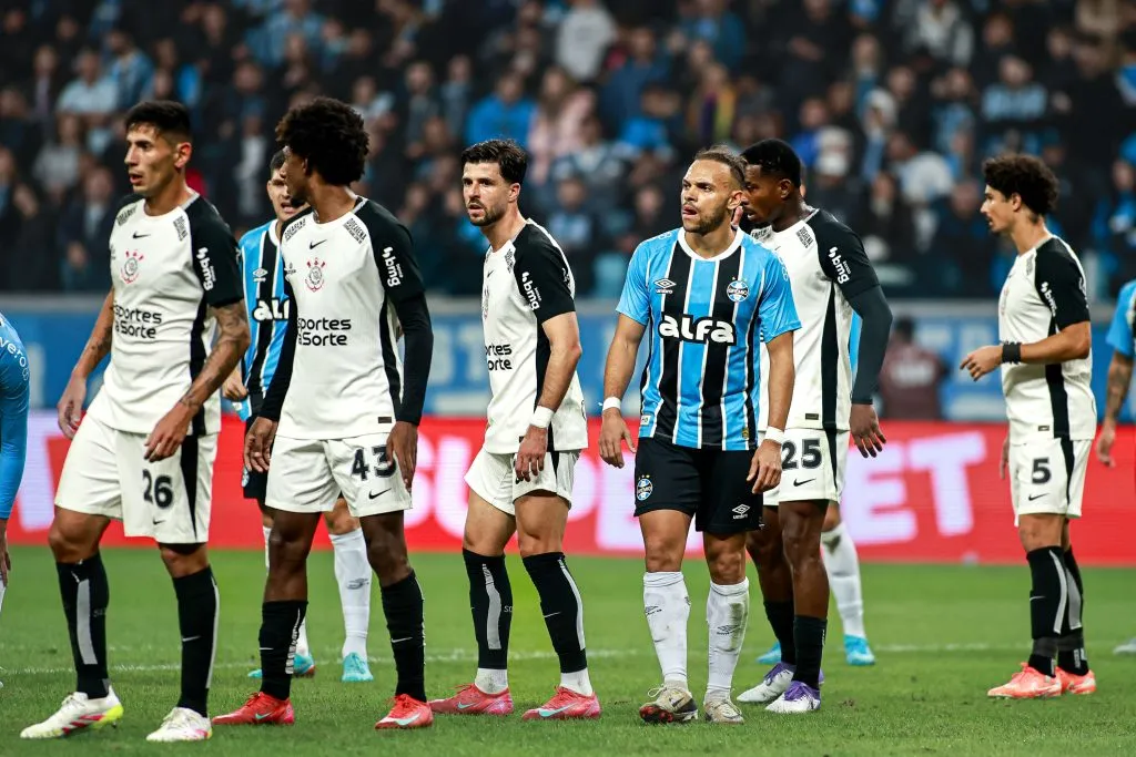 RS – PORTO ALEGRE – 12/06/2025 – BRASILEIRO A 2025, GREMIO X CORINTHIANS – Jogadores do Gremio e do Corinthians durante partida no estadio Arena do Gremio pelo campeonato Brasileiro A 2025. Foto: Maxi Franzoi/AGIF