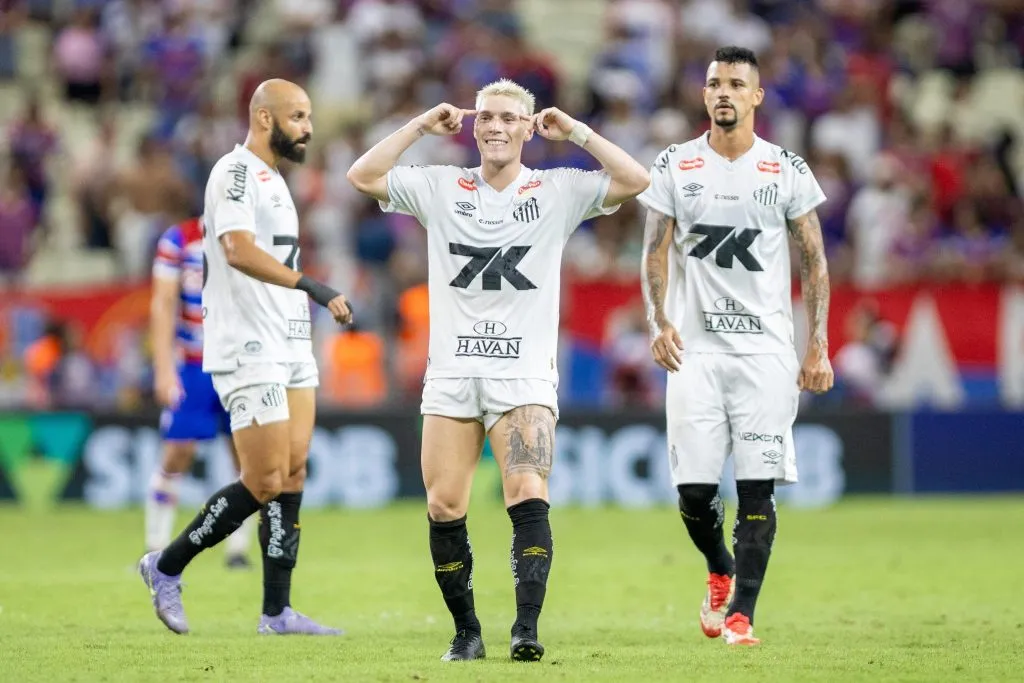 CE – FORTALEZA – 12/06/2025 – BRASILEIRO A 2025, FORTALEZA X SANTOS – [Rolheiser] jogador do Santos comemora seu gol durante partida contra o Fortaleza no estadio Arena Castelao pelo campeonato Brasileiro A 2025. Foto: Baggio Rodrigues/AGIF